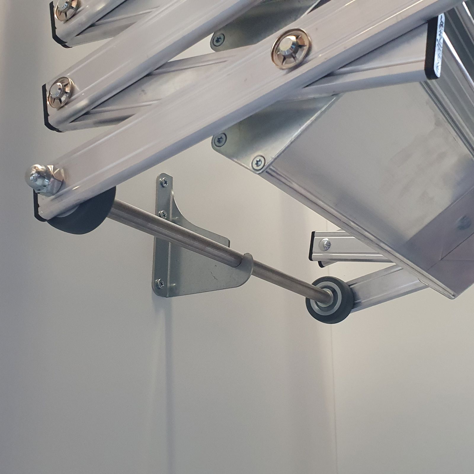 Wellhöfer Bodentreppe Aluminium-Scherentreppe MIT Stirnbrett | WANDMONTAGE senkrecht