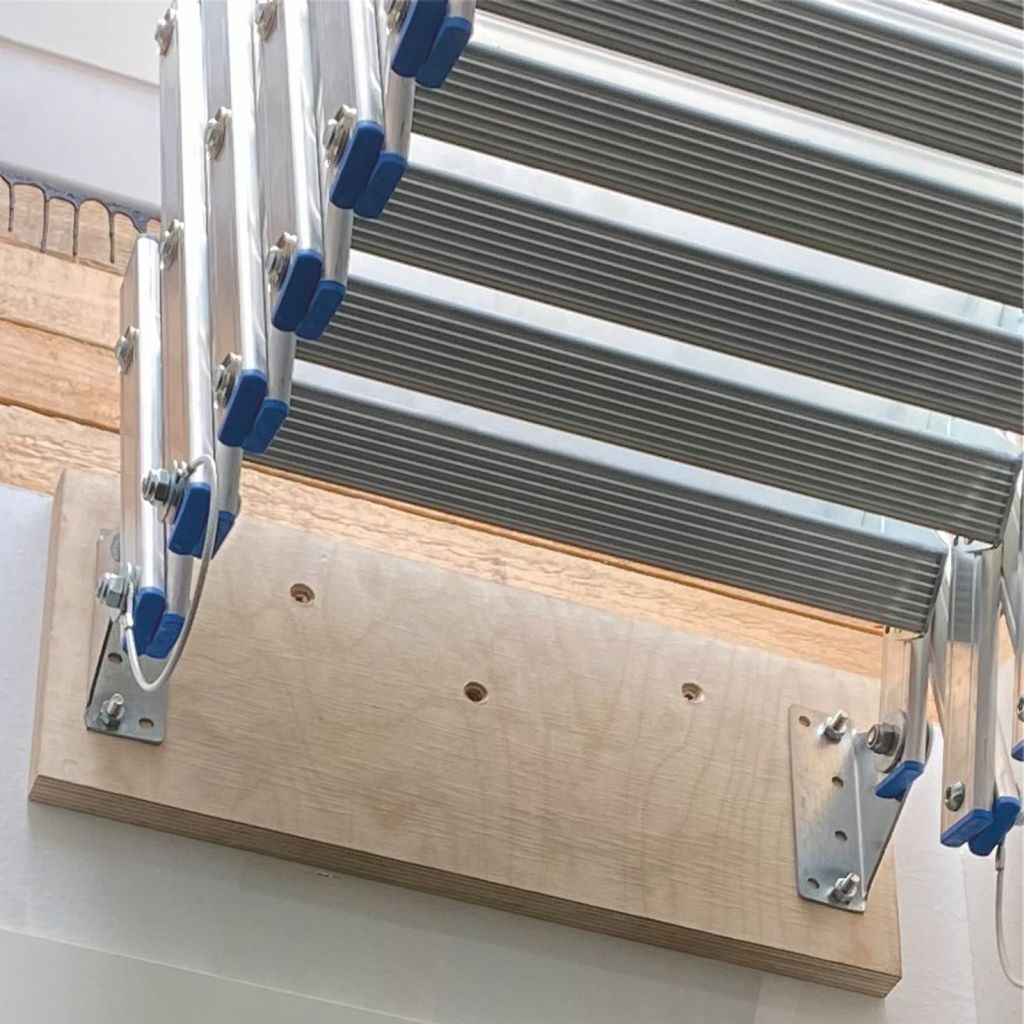 Wellhöfer Bodentreppe Aluminium-Scherentreppe MIT Stirnbrett | DECKENMONTAGE waagerecht