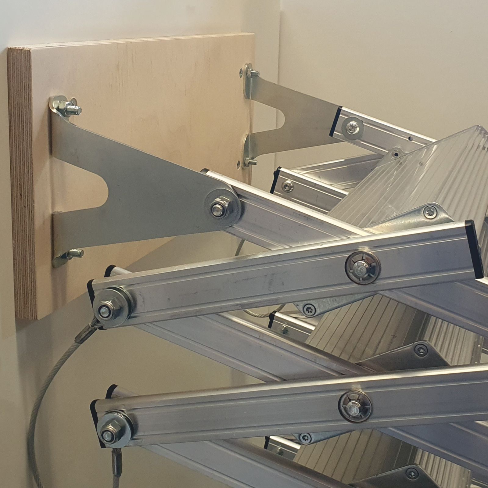 Wellhöfer Bodentreppe Aluminium-Scherentreppe MIT Stirnbrett | WANDMONTAGE senkrecht